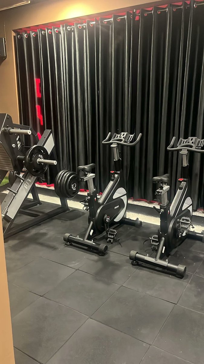 I made a sale while in the gym.

Feels good when your business works even while you’re working out.
