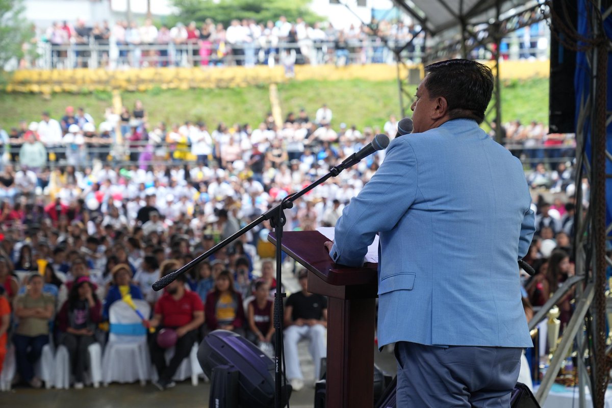 #MesDeLaJuventud | Casa llena en 'Mi Pana Tiene Flow' 😎🤙🏻. 14 instituciones educativas demostraron su talento en baile. Orgulloso de nuestros jóvenes que participan y promueven la cultura, el compañerismo y la inclusión. 

¡Vamos por más!
#ElCaminoEstáTrazado #CorazónDelEcuador