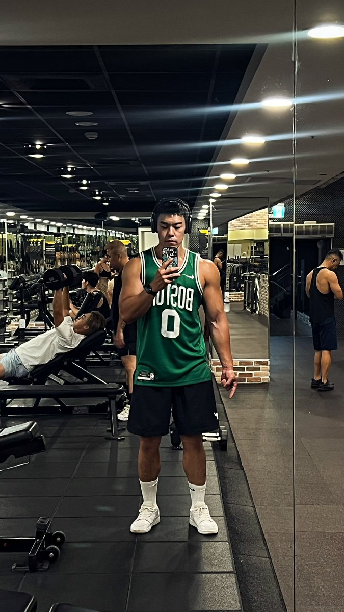 今天的男朋友是波士頓隊～
最近又想買新鞋😵‍💫
但要繳好多錢要忍一下了