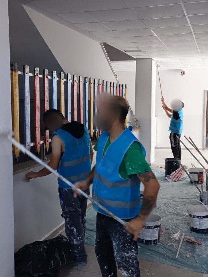 Eskişehir'de denetimli serbestlik hükümlüleri, okulları boyayıp temizledi.