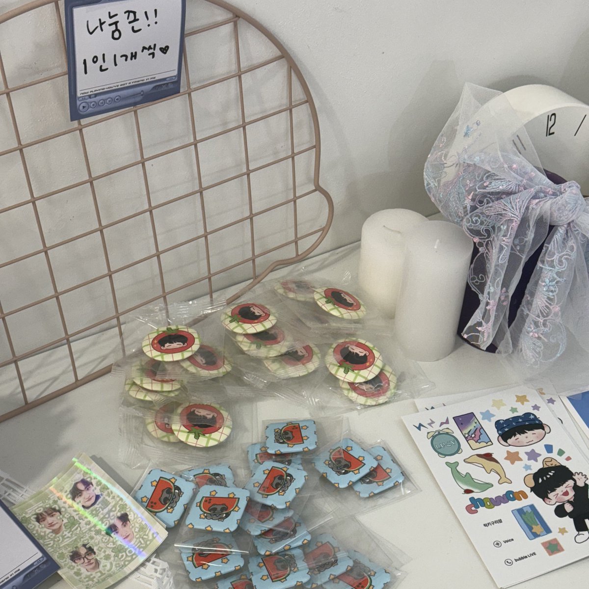 Swept_into_'s tweet photo. 나눔존에 핀뱃지 및 스티커가 있습니다!
자유롭게 가져가주세요໒꒱ 

#너_앞에_서있는_난  
#Swept_into_wave https://t.co/YqHoF7kBUj