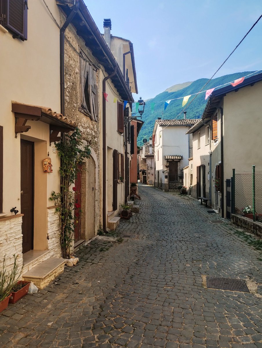 Giorgybus's tweet photo. La deliziosa frazione di Piedelpoggio a circa un'ora a piedi da #Leonessa (RI)... sono noiosa, lo so, ma quanti posti belli - e mai sentiti prima - si scoprono camminando! 🌸 https://t.co/Dn44Uv4GZf