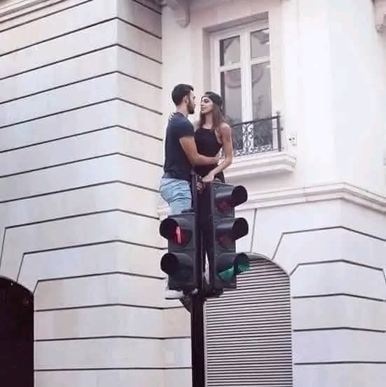 يمه الحب يمه 😂😂 يا رب توقع انت وهي وتنكسر رقبتكم  😂 #صباح_الخير