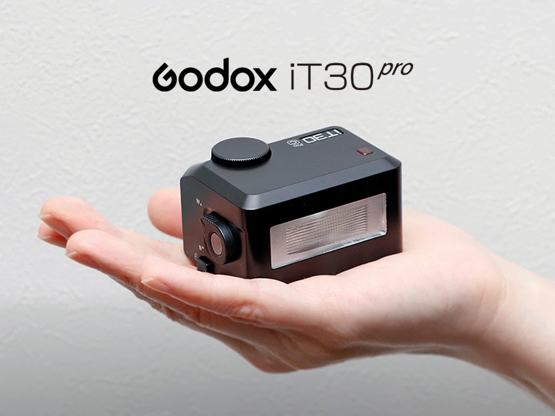 _liroom's tweet photo. カメラ用ミニストロボ Godox iT30pro
【PR】提供：eachshot_japan様
✅コンパクト&amp;軽量
✅️TTL機能で撮影がすばやく簡単
✅️タッチパネル＆ダイヤル操作で快適
デスク周りやガジェットの写真でもカメラ単体では撮りづらかった写真が撮れるようになります📸
↓詳細レビューはNoteにて https://t.co/uw7vQdjJSN