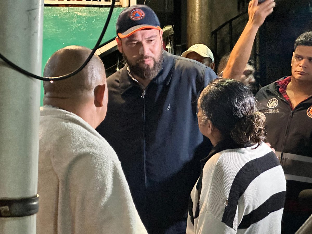 Esta noche, las fuertes lluvias han provocado estragos en San Salvador Centro.🌧️

El Alcalde <a href="/marioduran/">Mario Durán</a> se encuentra en la Comunidad Tutunichapa 1, verificando de primera mano la situación de las familias afectadas.