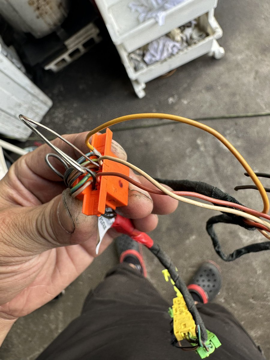 Underground_R7's tweet photo. 何故か頼んだ部品がティプトロ用がきたのでティプトロのスイッチ配線だけ抜き取って取り付け

あっホーンパッドのエアバッグの配線です🫡
エアバッグもエラー消えたしホーンも鳴るので復元完了！

#undergroundgarage 
#boxsters 
#ボクスターS https://t.co/xC91wWvq4H