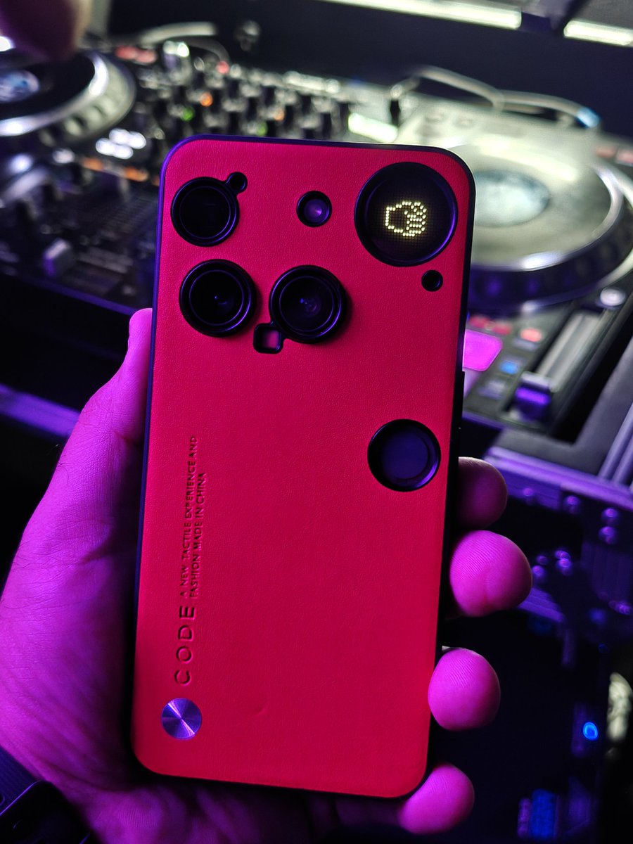 My phone looks so happy lol 
#NothingPhone3
<a href="/nothing/">Nothing</a>