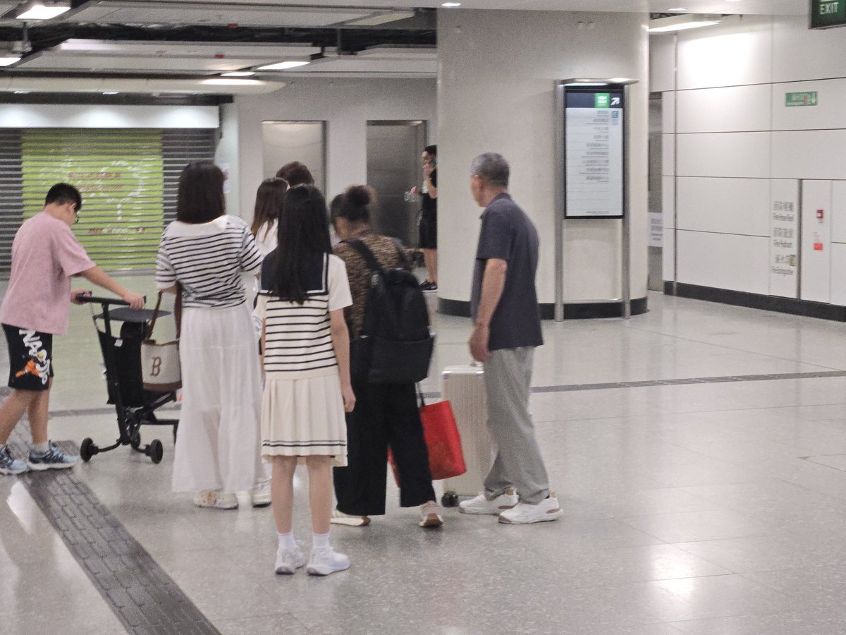 A whole mainland family tried to shuffle behind us at the MTR gates. I pushed the first one back... pay your fares you cheat! But they successfully got out by tailgating other passengers. Guards did not GAF.