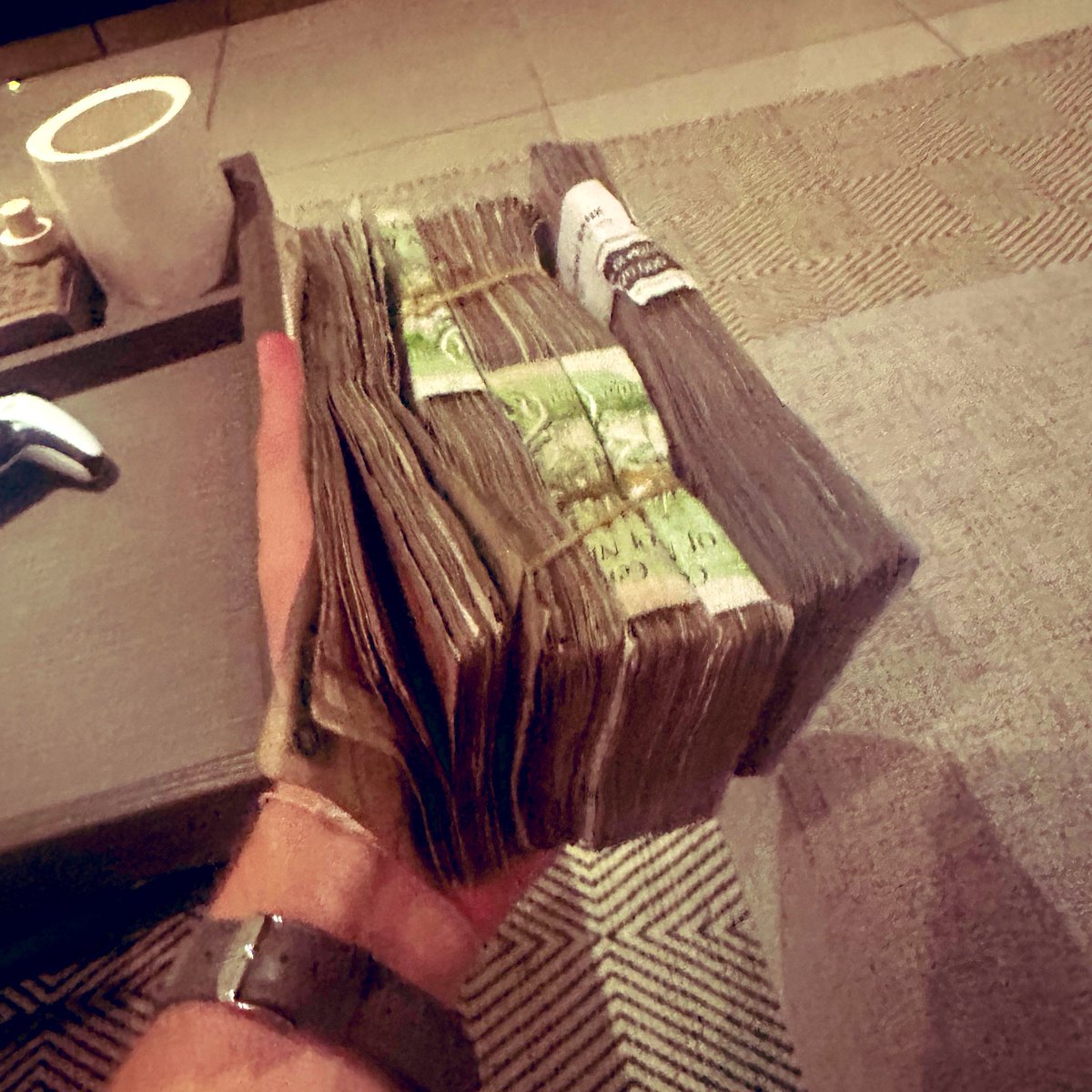 Así es como se ven $200 en Nigeria, en naira. Una pila de efectivo que apenas cabe en tu mano.
💵

Ahora imagina:
•🔹 Stablecoins para transferencias instantáneas y sin fronteras
•🔹 Fintech y neobancos como primer paso hacia la digitalización del dinero
•🔹 Una economía