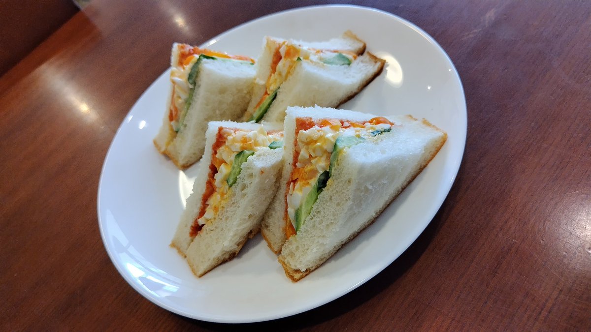 yume2coffee's tweet photo. 久しぶりのたまごサンド。
乾燥バジルがないので、かわりに?オレンジのパプ丸くんを輪切りにして入れてみた。

あまりにも久しぶりだからか、パン切り包丁のせいか、食パンを切る（スライス）のがやっとのこと。

つばめパンの絹香 https://t.co/0vvh74ccnE