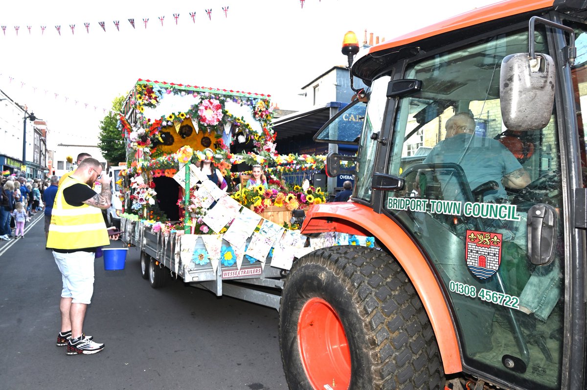 Bridport Carnival is this evening and Torchlight Procession tomorrow evening. westbay.co.uk/events/bridpor…