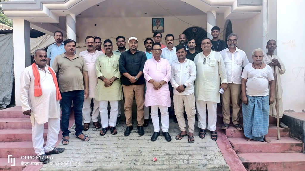 भाजपा मण्डल- नरहरपुर के मण्डल महामन्त्री श्री मनोज गुप्ता जी की सुपुत्री के मुण्डन संस्कारोपरान्त पार्टी पदाधिकारियों तथा कार्यकर्ता मित्रो के साथ पहुँचकर हार्दिक शुभकामना व्यक्त किया।