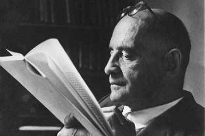 Es gibt kein größeres Unglück für einen Menschen,
als wenn er unversehens in seine eigene Vergangenheit hinein gerät.

Leo Perutz     * 2. November 1882