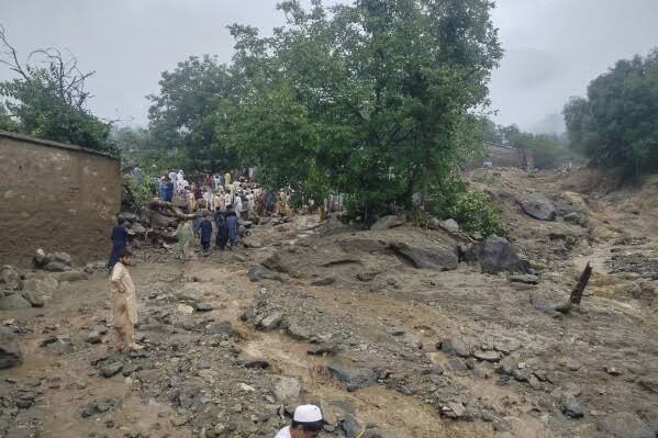 indoaffair's tweet image. ⚠️ BREAKING: More than 320 killed in 🇵🇰 Pakistan after flash floods

- Flash floods are triggered by heavy monsoon rains across northern Pakistan
- 307 deaths were reported in mountainous Khyber Pakhtunkhwa province
- Most were killed in flash floods and collapsing houses