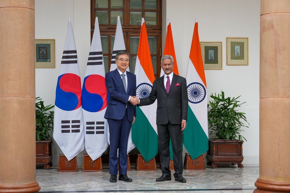 FMChoHyun's tweet photo. 🇰🇷🇮🇳 취임 후 처음으로 뉴델리를 방문해 자이샨카르 외교장관과 건설적인 회담을 가졌습니다. 앞으로 외교 다변화의 역내 핵심 파트너인 인도와의 협력을 한층 심화해 나가고자 합니다. 특히 올해 양국 간 ‘특별 전략적 동반자 관계’ 10주년을 새로운 협력 도약의 계기로 삼기로 했습니다. 공급망과 핵심기술, 국방·방산, 문화 교류 등 다양한 분야에서 협력을 확대하고, 정상과 고위급 간의 소통도 더욱 강화해 나가기로 뜻을 모았습니다.
On my first visit to New Delhi since taking office, I had a constructive meeting with FM @DrSJaishankar. I highlighted our vision of broadening Korea’s diplomatic horizons and the central role of the ROK–India partnership in this effort. Marking the 10th anniversary of our Special Strategic Partnership, we agreed to further strengthen cooperation across supply chains, critical technologies, defense, and cultural exchanges, while enhancing communication at the leadership level.