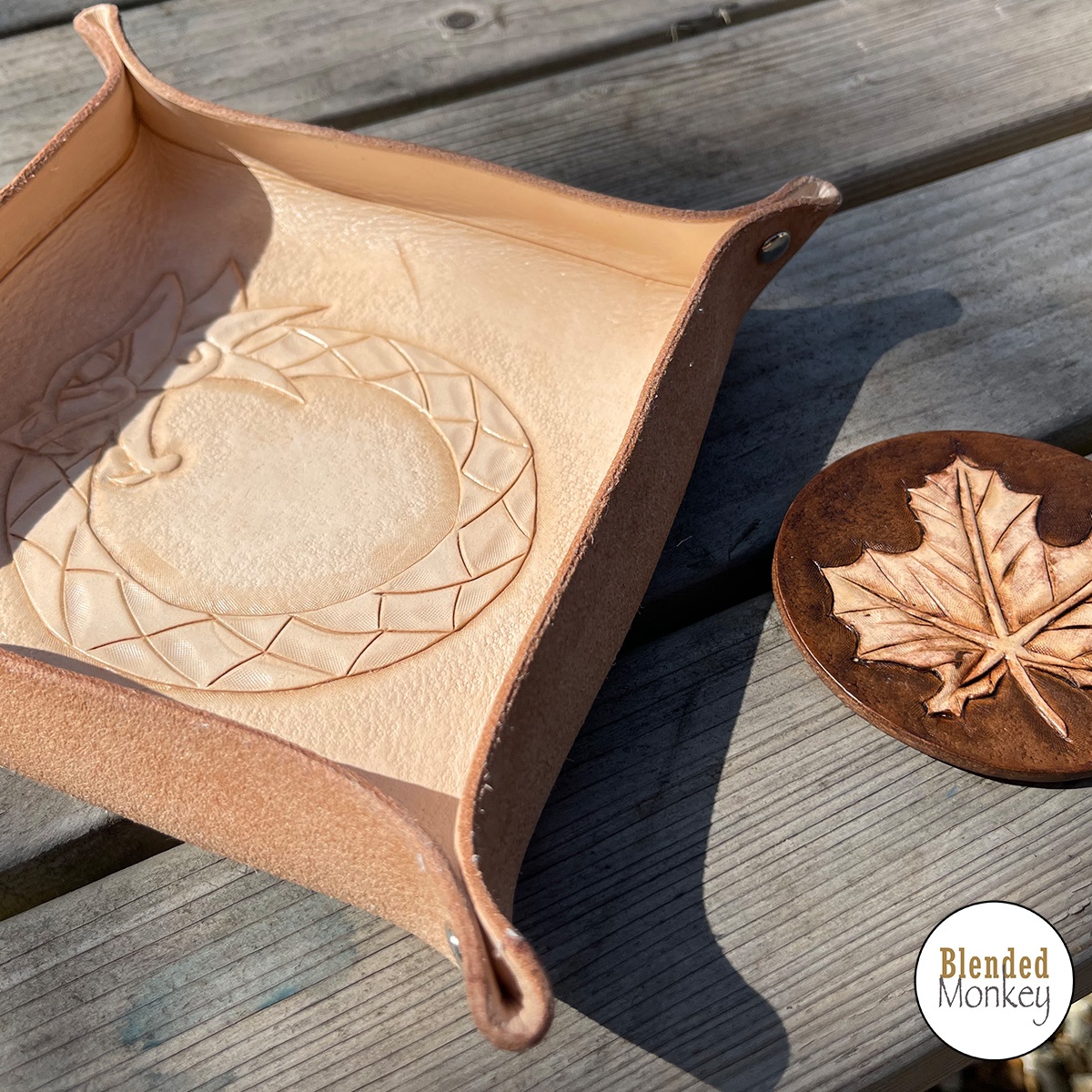 blended_monkey's tweet image. FEW SPACES LEFT!

Fab leatherworking experience with guest tutor &amp;amp; leather artist Tony Fulton (Fatbob) on Sunday 24 August! 

Make a valet tray &amp;amp; coaster 🪡

BOOK HERE: l8r.it/bRFj

#leatherwork #learnleatherwork #leatherworkshop #leathercarving #leathertooling