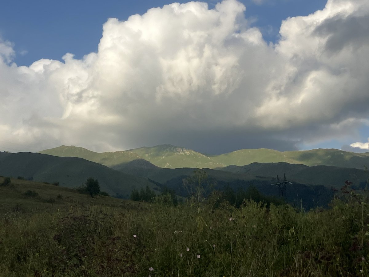 MurielDomenach's tweet photo. Périple familial en Arménie🇦🇲, à travers montagnes,monastères,lac Sevan, usines, musées et spectacles.
Au bout de l’histoire pluri-millénaire d’une survie,une mémoire vivante de l’humanité.
Une nouvelle géopolitique aussi.
Խաղաղություն Ձեզ/la paix soit avec vous, amis Arméniens. https://t.co/LZSIo8bJMt