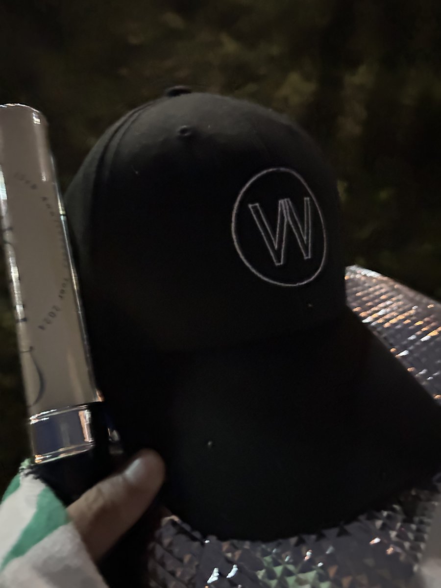 ファミえんにお越しの方でこの帽子忘れた方いらっしゃいますか？？？
広場中央辺りで広い、クロークにいらっしゃるスタッフにお渡ししてます！！

ぜひぜひ拡散して本人に届けてあげてください！

#えびちゅう
#えびちゅうFAMIEN 
#拡散希望