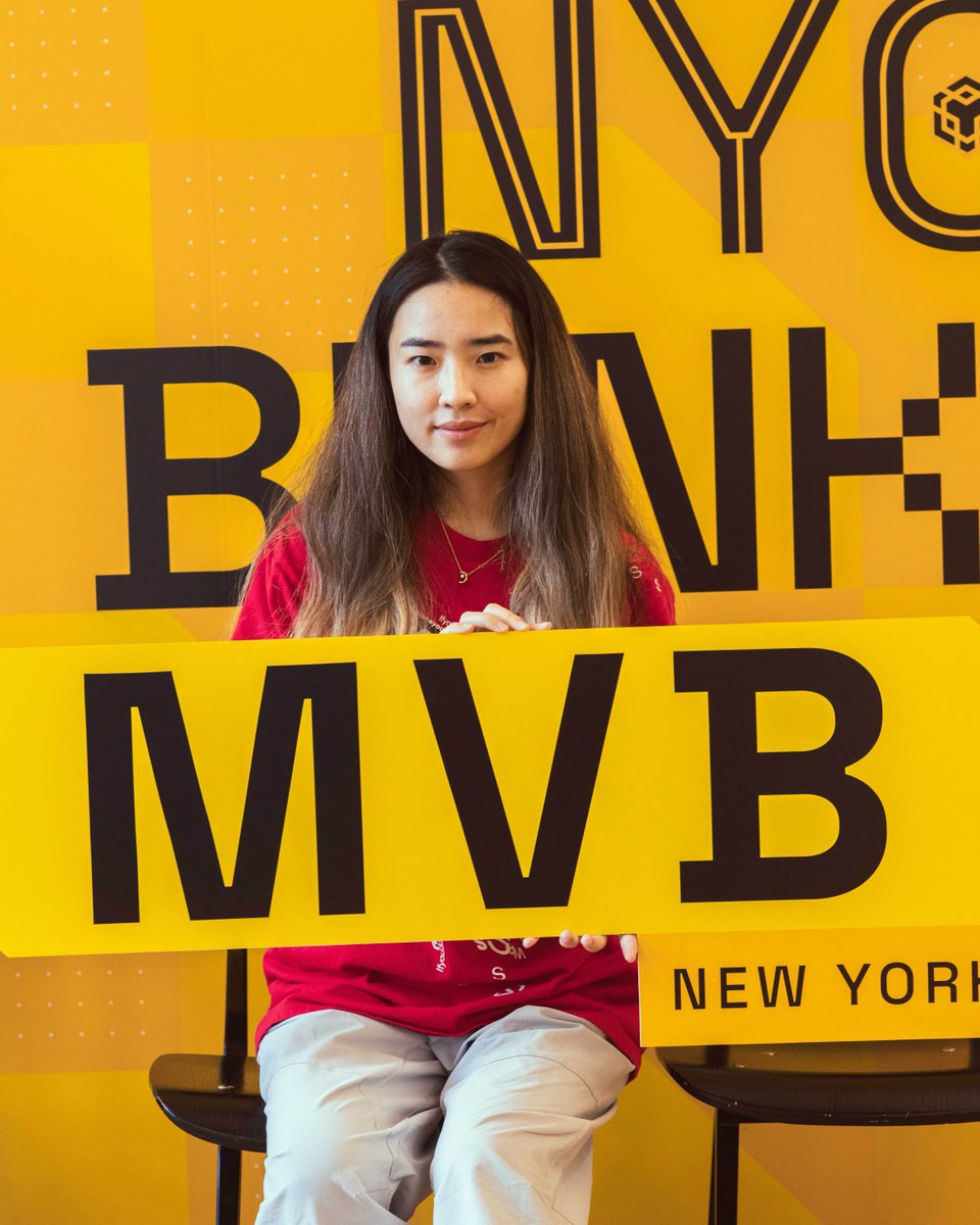 NYCイベントでMVBのサインを持つdLifeのチームメンバー