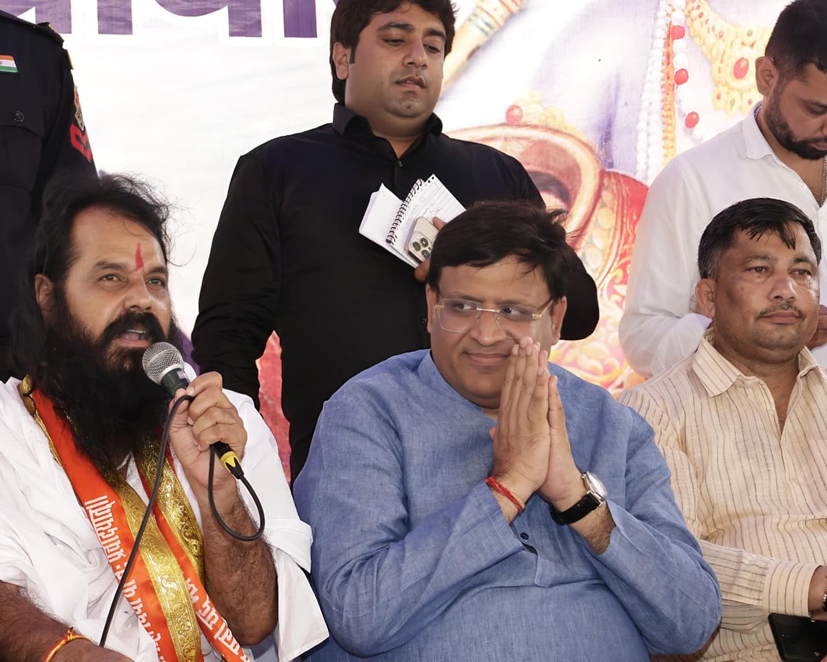 यादव सभा फरीदाबाद द्वारा आयोजित श्रीकृष्ण जन्माष्टमी समारोह में शामिल होने का परम सौभाग्य मिला।

वासुदेव श्रीकृष्ण की कृपा हम सभी पर बनी रहे और प्रभु की कृपादृष्टि से फरीदाबाद व हरियाणा का नॉन-स्टॉप विकास निरंतर आगे बढ़ता रहे।

जय श्रीकृष्ण!

#JanmashtamiCelebration