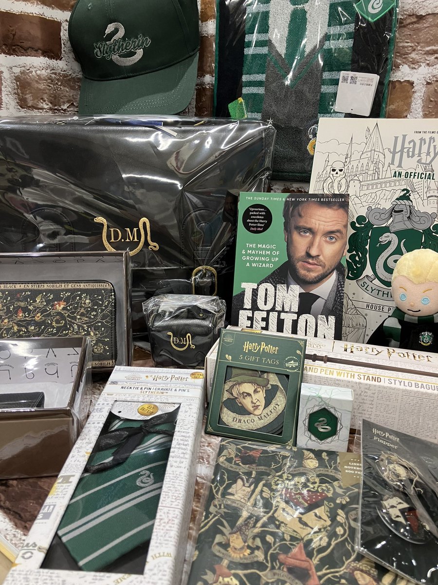 4階洋書】ドラコ・マルフォイとスリザリンの関連グッズが大集合