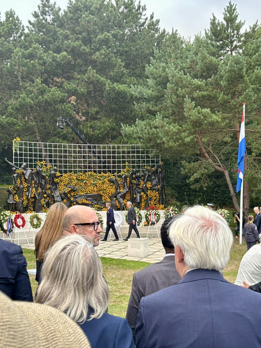 De afgelopen dagen stonden in het teken van het herdenken van 't einde van WOII, 80 jaar geleden. 
Donderdag in de <a href="/2eKamertweets/">Tweede Kamer</a> en gisteren bij het Indisch Monument. Waardig, mooi en betekenisvol, zeker voor de 2 miljoen Nederlanders met een Indisch element in hun geschiedenis.