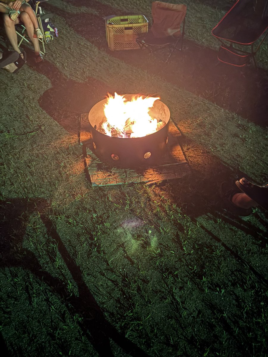 Doroncodarake's tweet image. 今夜は焚き火で楽しむ🔥
送り火を兼ねて👋🏻(´˘` )