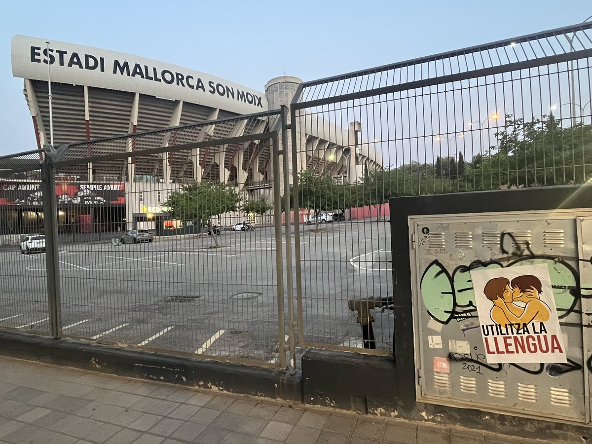 Plataforma per la Llengua - Illes Balears (@pllenguailles) on Twitter photo Quan una entitat tan rellevant com el <a href="/RCD_Mallorca/">RCD Mallorca</a> decideix prescindir del català, invisibilitza la llengua i contribueix a desnormalitzar-ne l’ús entre la població
Demanam al club que l'inclogui als abonaments i tota la comunicació corporativa! 🔴⚫
plataforma-llengua.cat/que-fem/notici… Quan una entitat tan rellevant com el <a href="/RCD_Mallorca/">RCD Mallorca</a> decideix prescindir del català, invisibilitza la llengua i contribueix a desnormalitzar-ne l’ús entre la població
Demanam al club que l'inclogui als abonaments i tota la comunicació corporativa! 🔴⚫
plataforma-llengua.cat/que-fem/notici…
