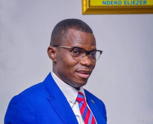 Avant qu'il ne soit promu ministre ,  <a href="/EliezerNtambwe0/">Eliezer Ntambwe 🇨🇩</a> condamnait avec fermeté l'attitude des autorités politiques à troubler L'ordre pû lors de leurs passages sur les artères pû en sens unique. Aujourd'hui ministre, il est premier à rouler en ce sens.
Quelle leçon tirez-vous ?