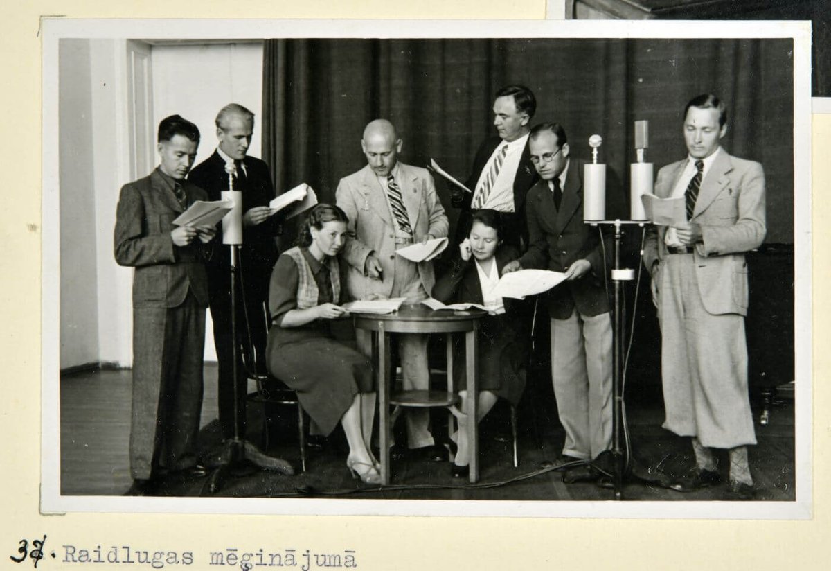 🎉💐 Sveicam Latvijas Radio Radioteātri 98. jubilejā!

Aizvadīto gadu laikā pie Radioteātra mikrofona viesojušās daudz ievērojamas personības, kuru balsīm melodiski un izteiksmīgi izskanēt palīdz nenogurdināmā Radioteātra komanda. Viņu krājumā gan klasiskas un klausītāju