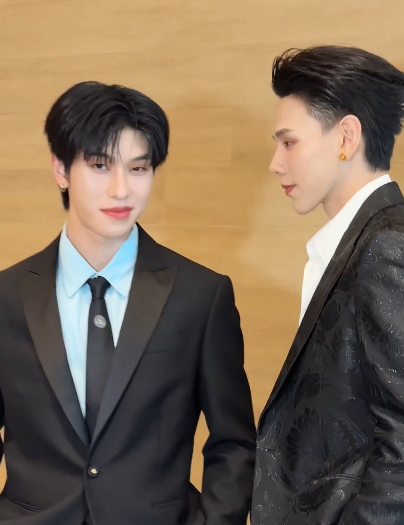 คือออฟโรดมองก่อนจนพี่อู๋หันมามองกลับ แล้วออฟโรดหันมายิ้มมุมปากใส่กล้อง โอเค ชนะะะะ!!!!

OUROAD CulturalExchange
#WeiboGalaxDaouOffroad