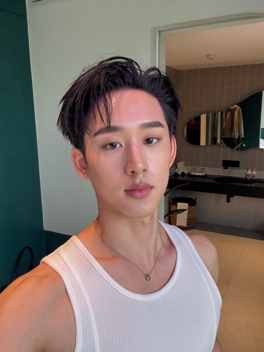 Thank you for today na kubbb🫶🏻 ทุกคนน่ารักมากๆๆเลยวันนี้ งานก็อบอุ่นมากๆ ไว้เจอกันอีกน้าาา ใครเดินทางมาไกลขอให้เดินทางกลับปลอดภัยน้าครับ แต่พรุ่งนี้ถ้าใครว่างแว้บไปเจอกันที่กาญได้นะครับ👀🤪 

LIGHT IT UP EST IT FLOW  
#MELAxEST