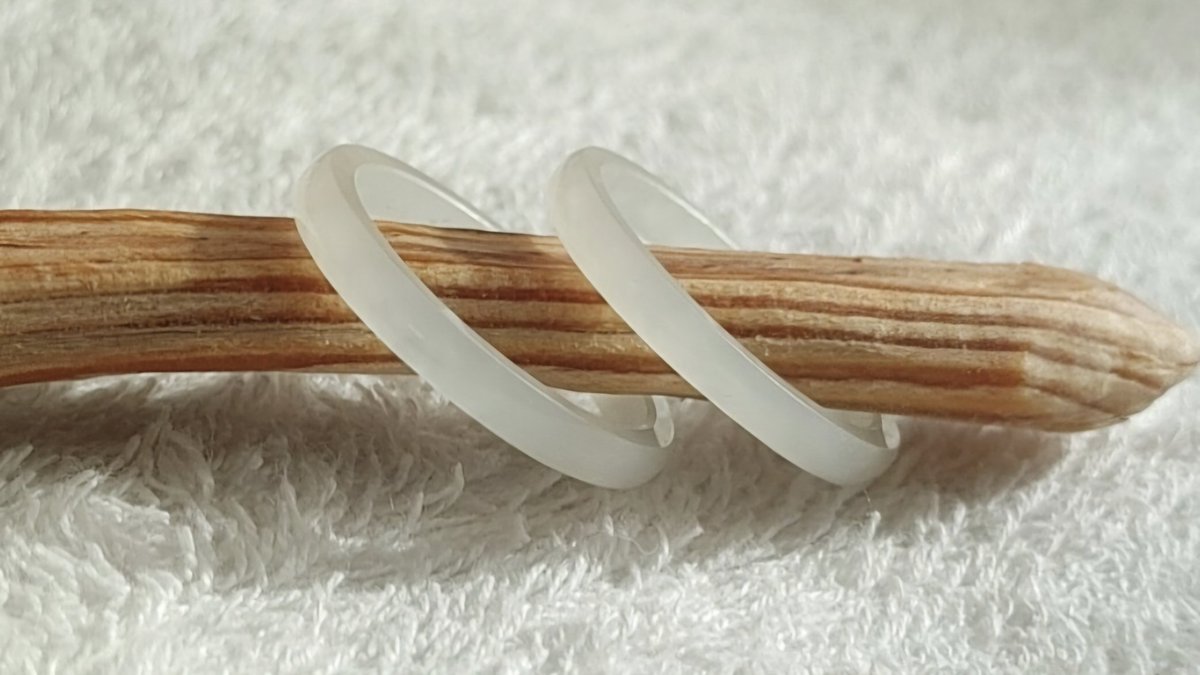 청외지 반지 칼라좀 예쁜것을 골라서
2-3mm 얇은 쌍반지로 재가공 중입니다.
공장에서 다음주중 물건이 나온다고 연락이 왔네요.
나오면 한번 올려보겠습니다~