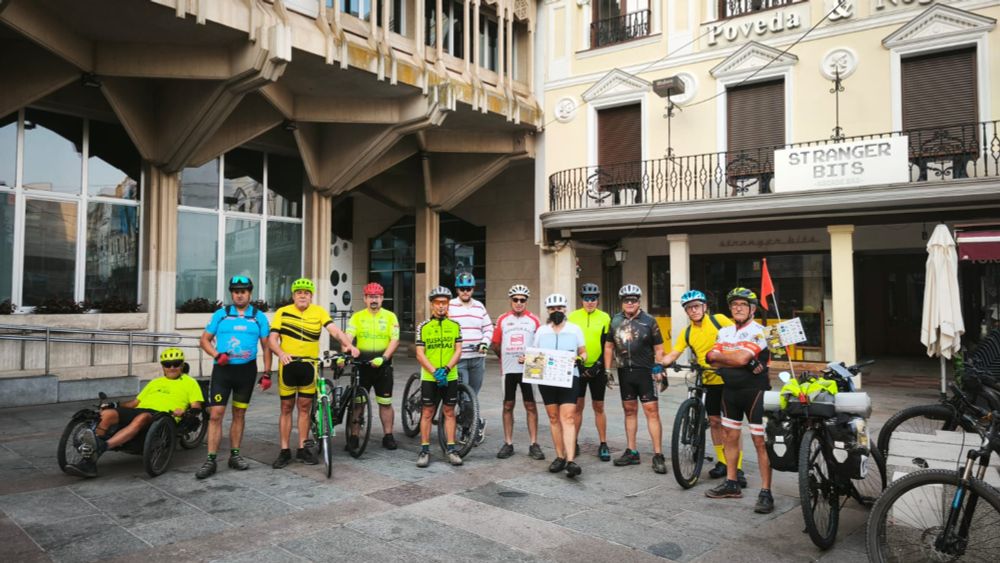 #Espagne : Une douzaine de cyclistes accompagnent Carmen Lozano lors de la première étape de sa randonnée caritative. miciudadreal.es/2025/08/16/u... #SCM #MCS #SQM #SensibiliteChimiqueMultiple #sante #SanteEnvironnementale #handicap #HandicapInvisible #invalidité