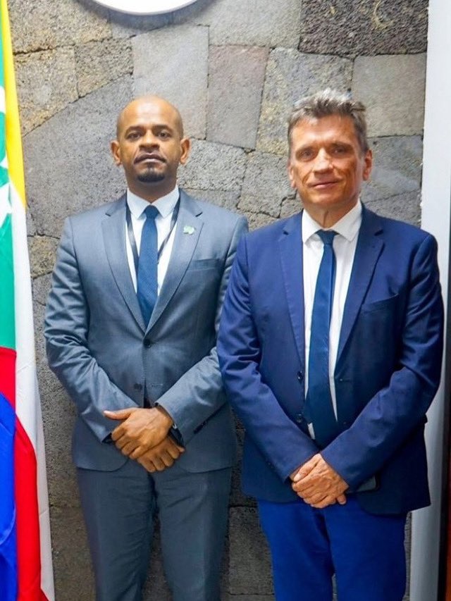 Je tiens à rendre hommage à S.E. Sylvain Riquier, Ambassadeur de France sortant. Par son humilité et son sens du dialogue. Il a œuvré au renforcement du partenariat et de l’amitié entre nos deux pays, et par son engagement, il a contribué à la réalisation de plusieurs projets