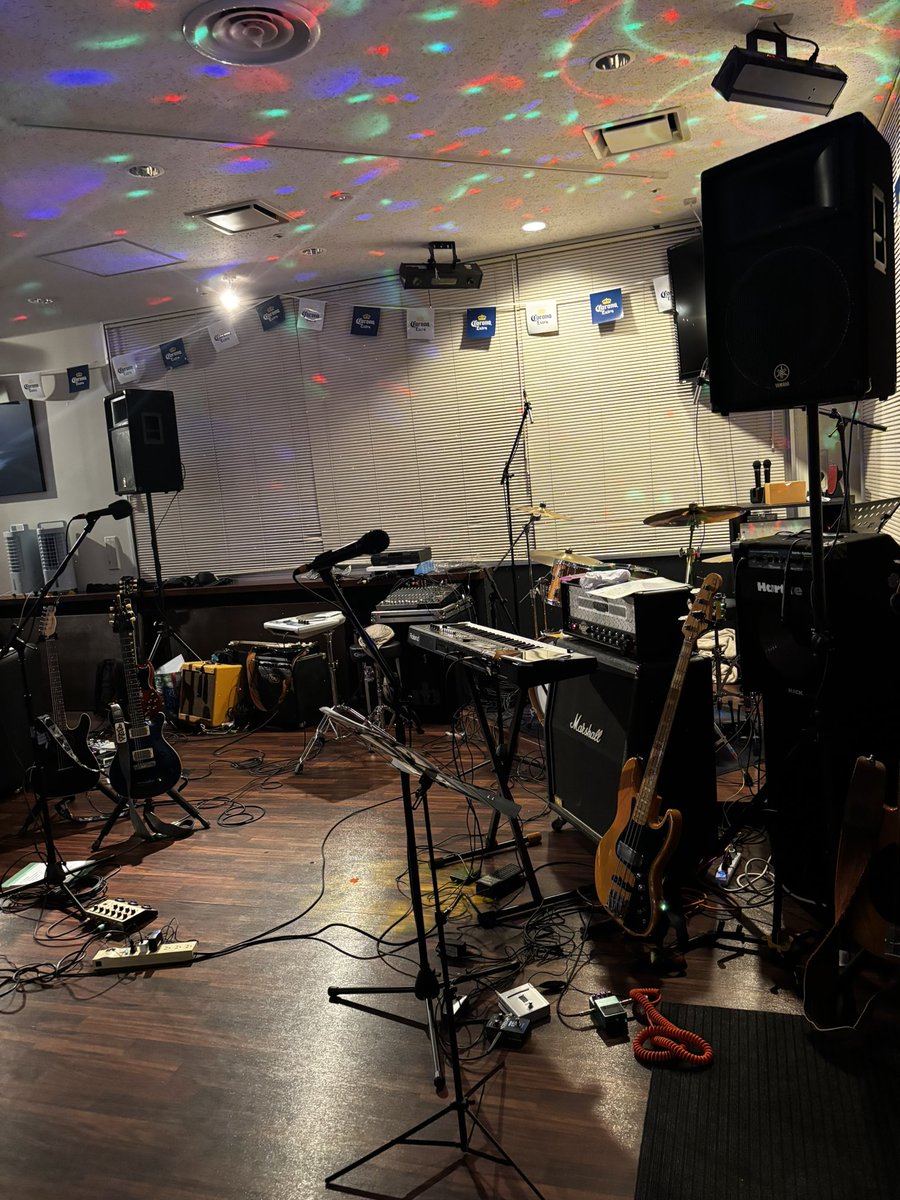 今日と米軍基地でライブ。始まります。