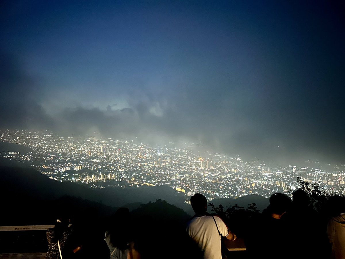 MayaViewline's tweet image. 靄ってるけど、合間に見えた掬星台からの1000万ドルの夜景✨✨

#掬星台 #摩耶山 #神戸 #夜景 #絶景 #まやビューライン