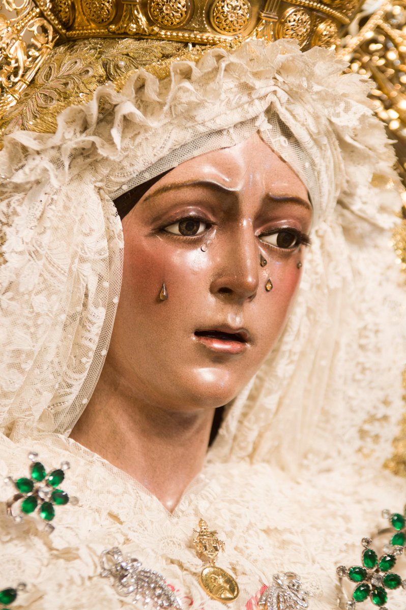 Hdad_Macarena's tweet image. "Para el que lleva la pena y la lira, 
eres sol que ilumina el camino. 
Equivales a todas las bellezas, 
al color, a la luz, a los sonidos."  

✍️ Federico García Lorca
📷 @andres__vf