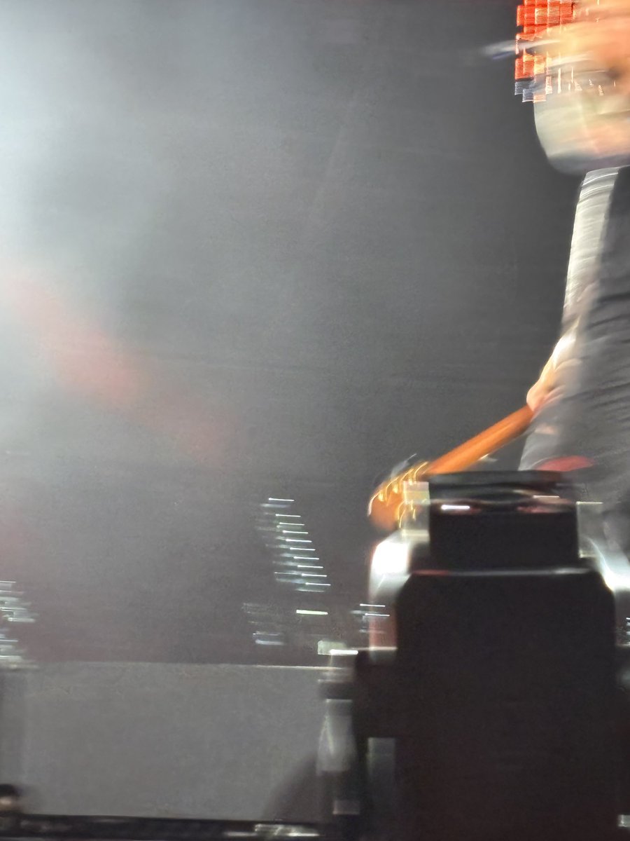 oopsmyed's tweet image. dzisiaj zobaczę eda 6 raz😭😭 moje zdjęcia z wczoraj z pierwszego rzędu wyglądają tak, więc liczę, że dzisiaj zrobię chociaż jedno ładne🥲 #EdSheeranWroclaw