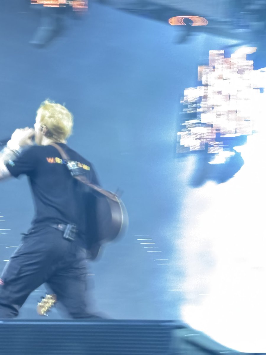 oopsmyed's tweet image. dzisiaj zobaczę eda 6 raz😭😭 moje zdjęcia z wczoraj z pierwszego rzędu wyglądają tak, więc liczę, że dzisiaj zrobię chociaż jedno ładne🥲 #EdSheeranWroclaw