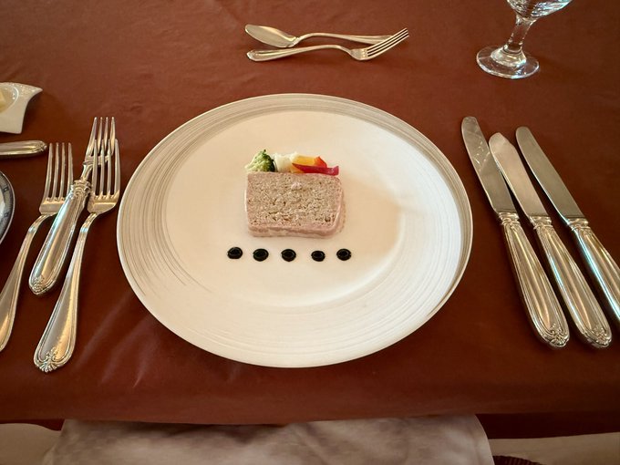 ホテルのコースを食べておりました。ご馳走様でした 