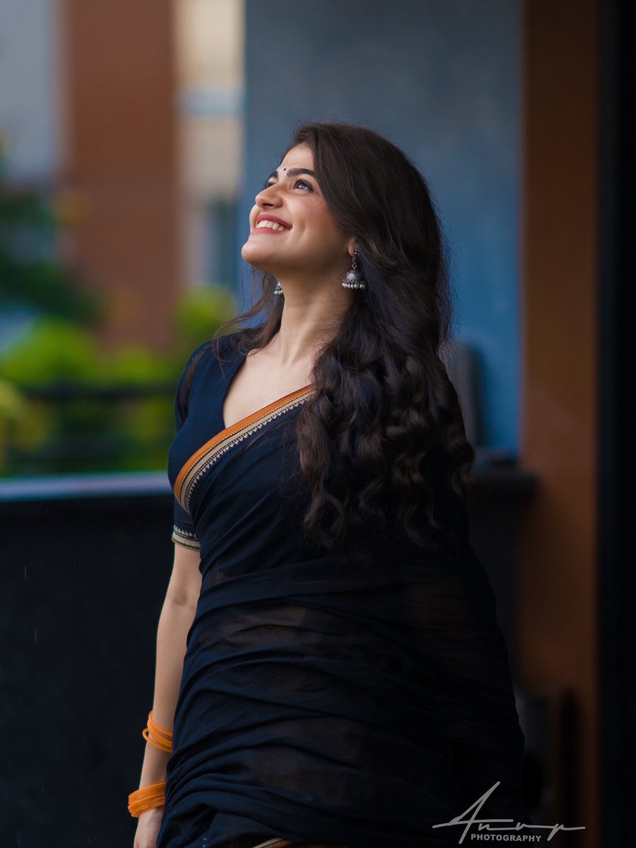 sravani_darsi's tweet image. Sangeerthana Vipin – Kerala’s cutest smile &amp;amp; most adorable actress 😍📸
From charming poses to heart-melting looks, you can’t stop scrolling! 💖✨

❤️ Like | 🔁 Retweet | 💬 Comment | 📌 Bookmark

#SangeerthanaVipin 

1/13