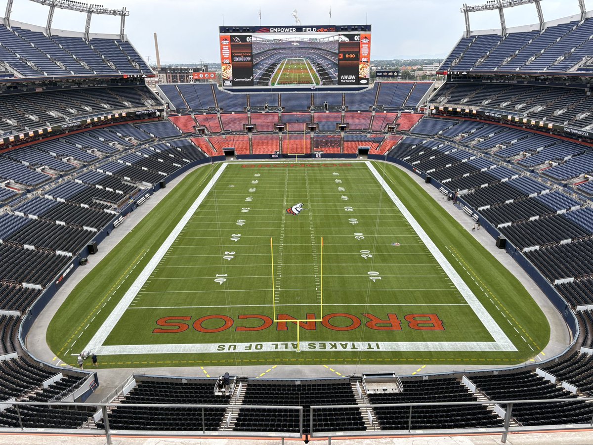ChrisH5280's tweet image. We are game day ready! Big shout out to my crew this week. Couple of long hot days. It’s crazy to think the last roll of sod went down just 10 days ago.
