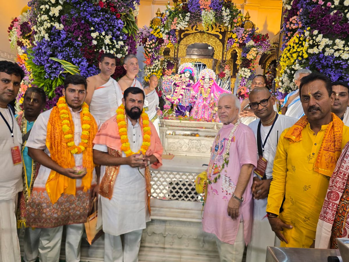 TigerRajaSingh's tweet photo. श्रीकृष्ण जन्माष्टमी के पावन अवसर पर गोशामहल विधानसभा के विभिन्न कृष्ण मंदिरों में जाकर भगवान श्रीकृष्ण और राधारानी के चरणों में नमन कर दिव्य आशीर्वाद प्राप्त किए।

धर्म, प्रेम और करुणा के प्रतीक प्रभु श्रीकृष्ण हम सभी के जीवन में सद्भाव, शक्ति और आनंद का संचार करें।

जय श्रीकृष्ण

#KrishnaJanmashtami