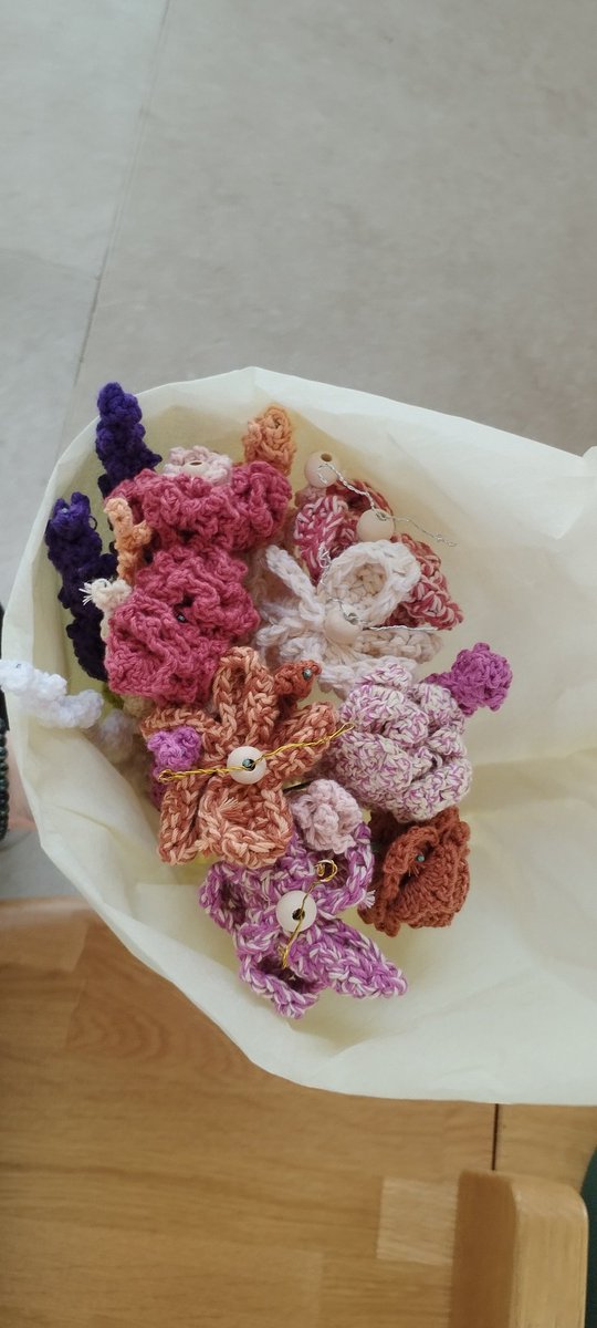 formorkelewse's tweet image. Je #lui offre un bouquet de fleurs que j'ai crochetées (j'avais jamais touché un crochet de ma vie) et une lettre d'amour, j'espère qu'#iel m'aimera pour toute la vie