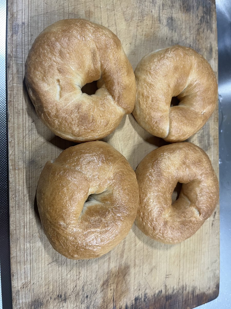 無症状のコロナ感染でヒマヒマ中💦
でもお腹はしっかり減るのです😅
気分転換に今日は久しぶりにベーグル作り🥯✨
出来はまずまずかな〜😆
#ベーグル