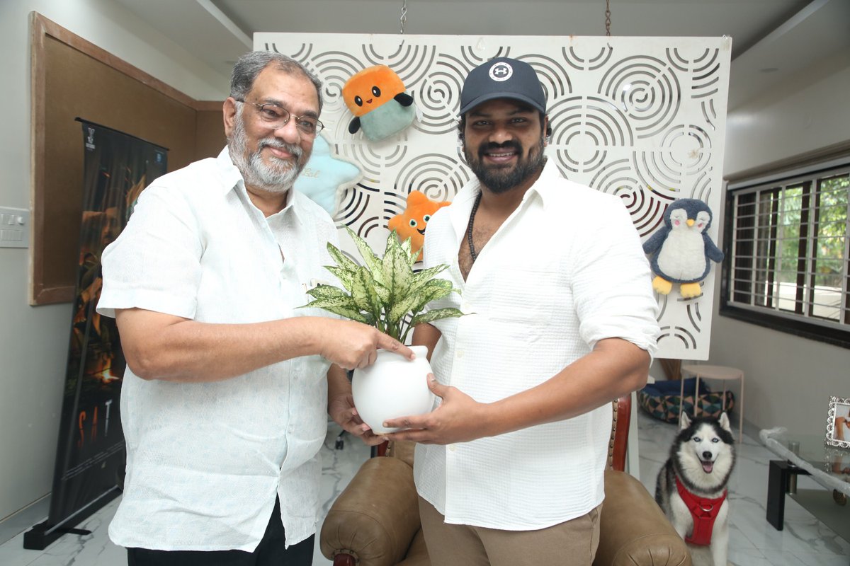 kiranmahesh026's tweet photo. .@Satyamrajesh2 's #FriendlyGhost first look launched by @HeroManoj1 garu 🧡

A @BheemsCeciroleo musical backed by #ViswanadhDK #SuchinCinemas 🎉
Directed by #GMadhusudhanReddy ✨

@Cinedigital_tfi @SreedharSri4u https://t.co/shG21viFLH