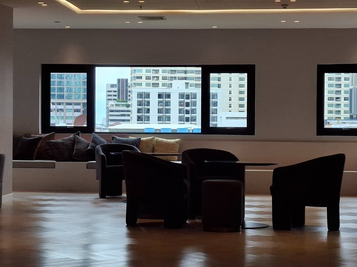 ห้าง Phoenix ย่าน ประตูน้ำ (ชื่อเดิมคือ ห้าง พันธุ์ทิพย์)

แวะมาสักการะพระพิฆเนศ

อยากบอกที่นั่งที่นี่เยอะมาก แทบทุกชั้น เหมาะกับการมานั่งอ่านหนังสือ หรือเอา Notebook มาทำงาน เพราะเงียบสงบสุด ๆ เหมาะกับสาย Introvert

#อินโทรเวิร์ต #introvert #ที่นั่งอ่านหนังสือ #อ่านหนังสือ #ชิว