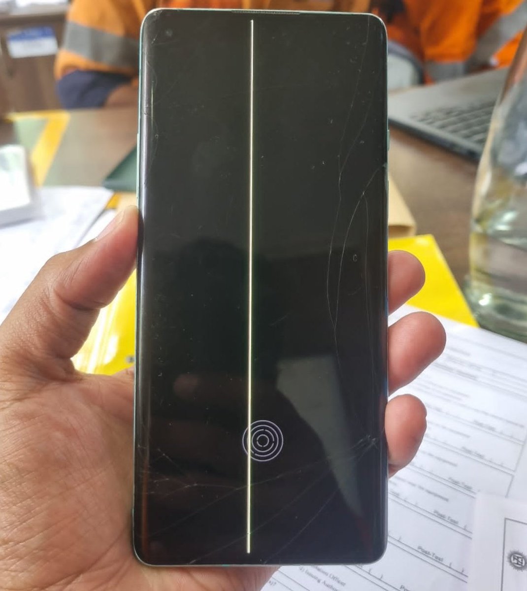 imshivm's tweet image. Today morning i got green line on my OnePlus 8.
I didn't updated the system nor did my phone hit something.
Where's the issue?
@OnePlus_IN @oneplus 
#oneplus8
#GreenLineIssue
