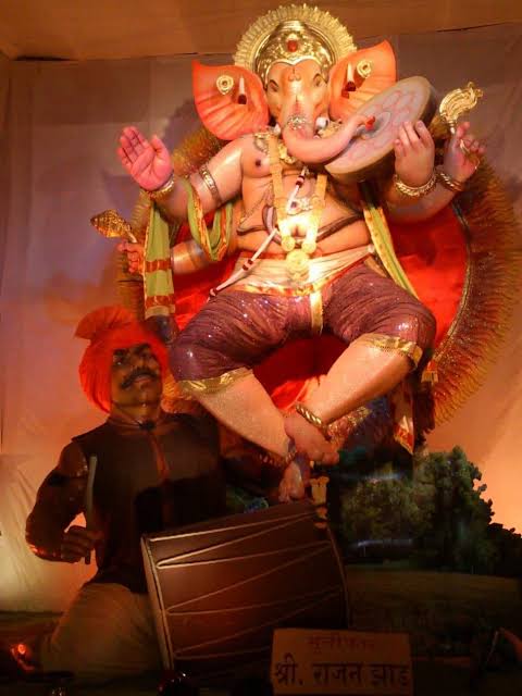 ढोलकीवर उभा राजा तेजुकायाचा २०१४

📍 लालबाग, मुंबई 

मूर्तिकार - राजन झाड